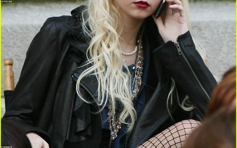 Túi xách màu đỏ xu hướng 2024