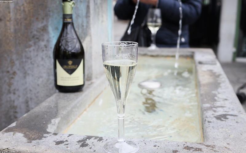 Dòng mật ong nguyên chất sánh mịn