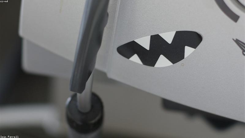 Máy pha cà phê hiện đại trong không gian văn phòng