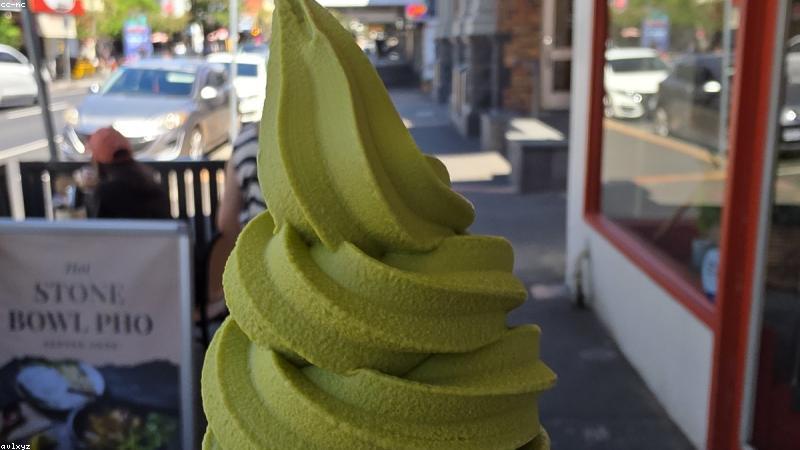 Lá trà tươi xanh và quy trình chế biến thủ công