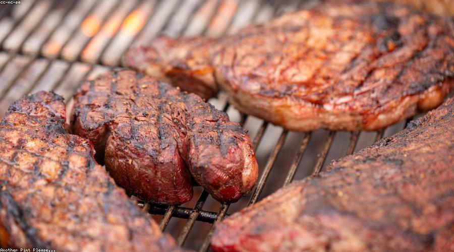 Vang đỏ và Bò áp chảo