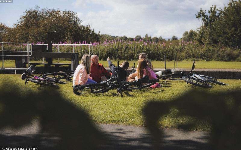 Người đạp xe trang bị đầy đủ phụ kiện an toàn