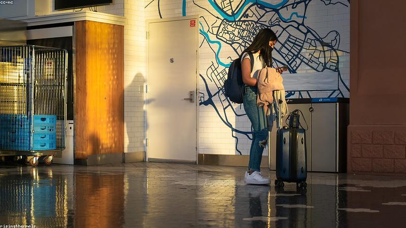 Khách du lịch di chuyển với vali kéo