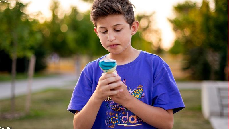 Bé tập trung giải quyết vấn đề