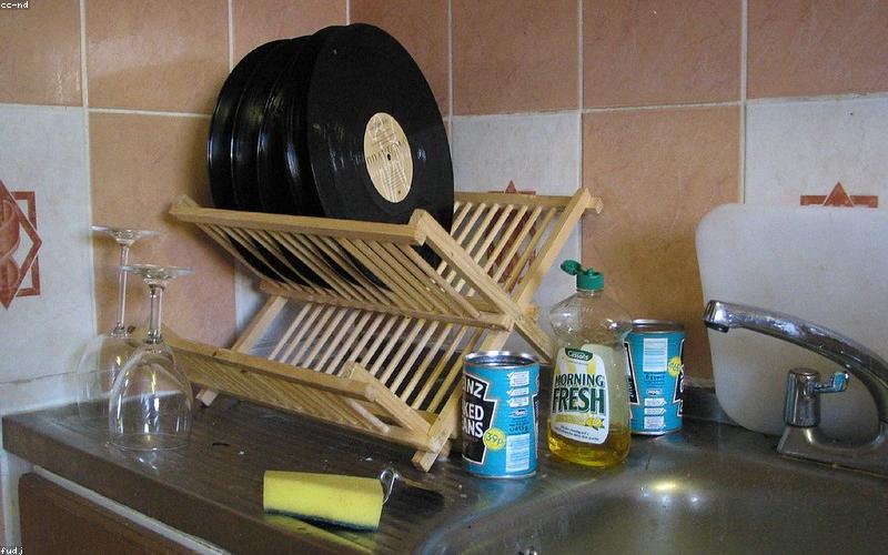 Sử dụng bàn chải sợi carbon vệ sinh đĩa