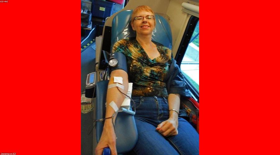 Mẹ và bé cùng xe đẩy dạo phố