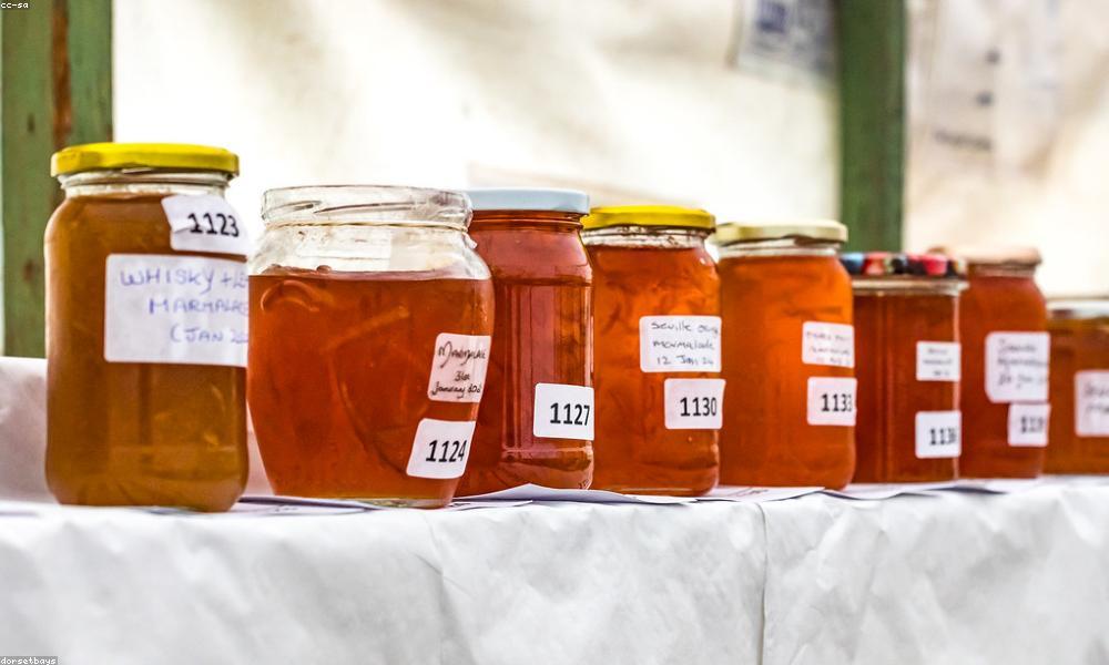 Nghệ nhân chế tác quà tặng mạ vàng