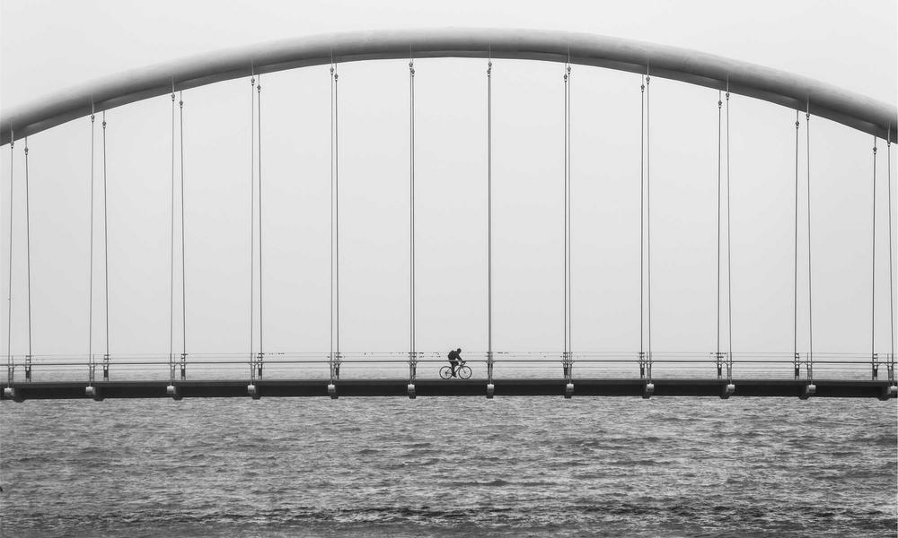 Nghệ nhân Acoustic Guitars đang gia công thủ công