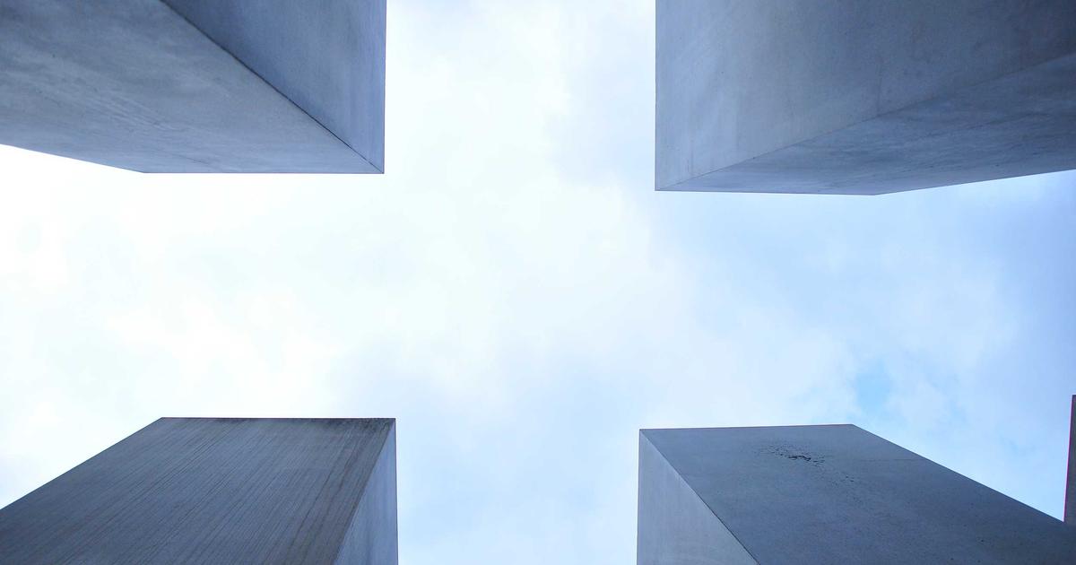 Phân tích hiệu quả: Tại sao dịch vụ thiết kế website AI BrandBoost tối ưu hơn code tay truyền thống?