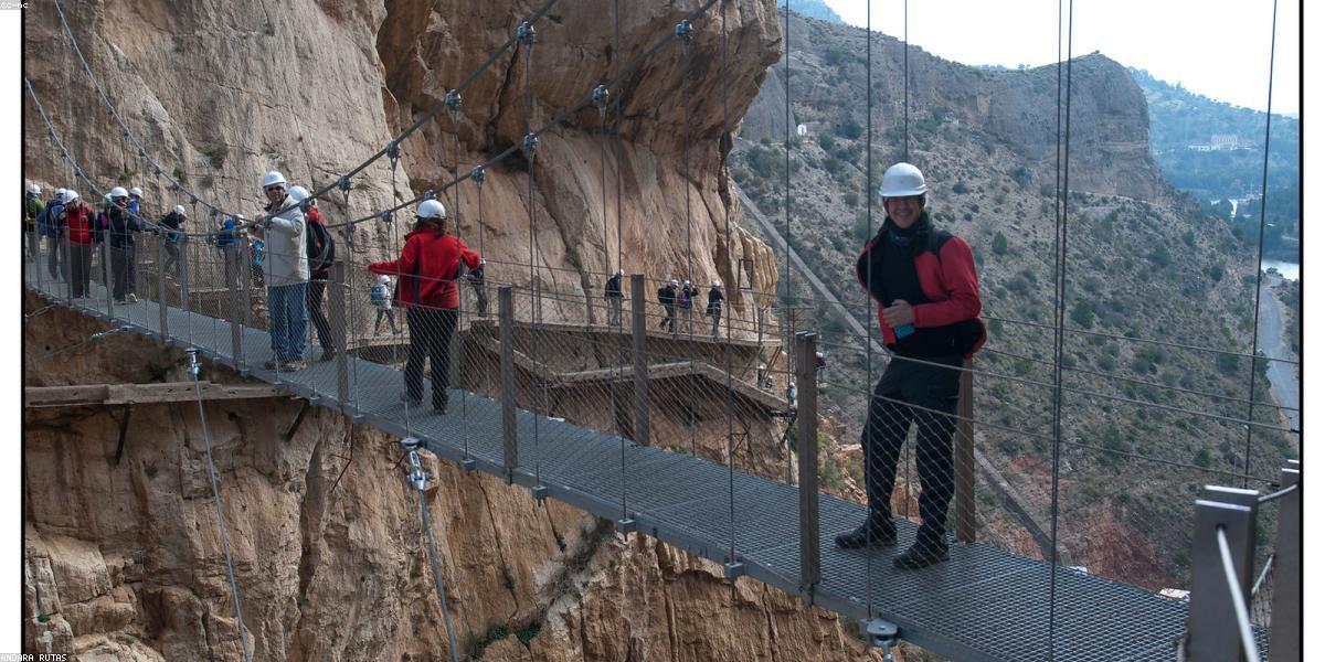 Nhiếp ảnh gia đang leo núi với thiết bị gọn nhẹ