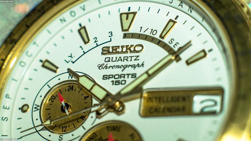 Đồng hồ máy pin thanh lịch