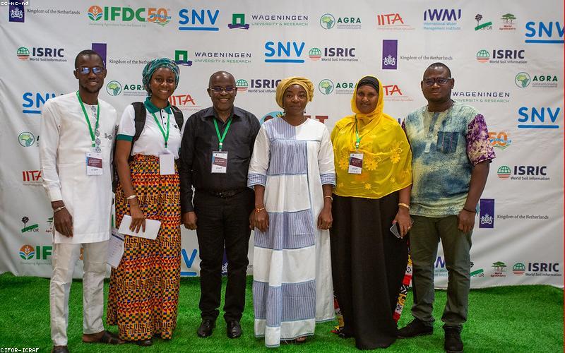 Bàn tay chăm sóc đất nông nghiệp