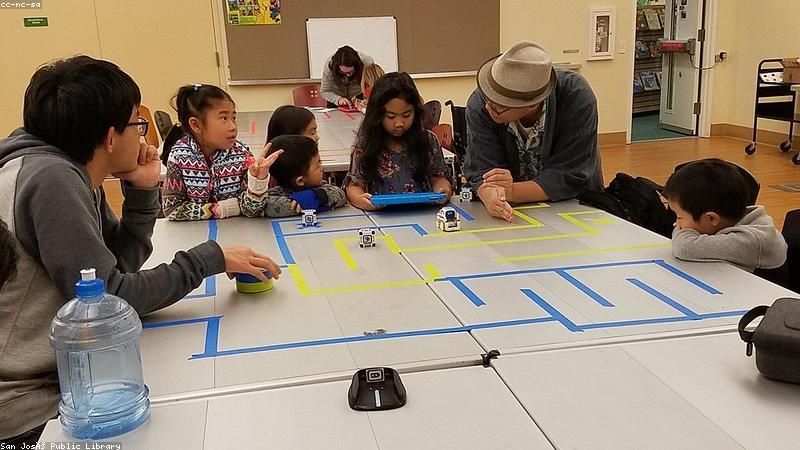 Trẻ lớn lập trình robot