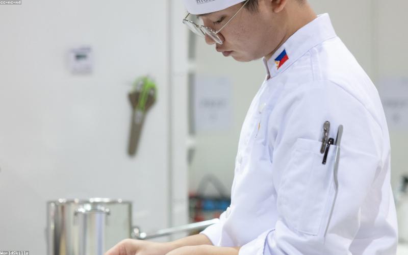 Chuẩn bị bữa cơm gia đình ấm cúng