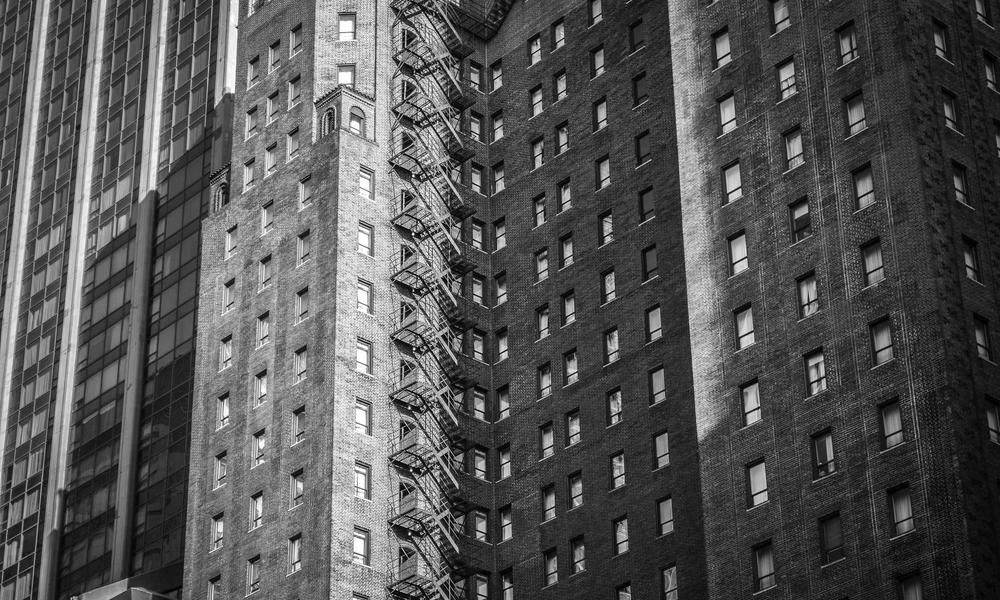 Em bé ngồi trong xe đẩy cười rạng rỡ