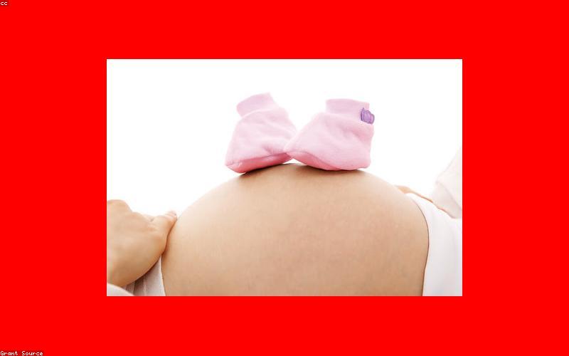 Mẹ sử dụng máy hút sữa trong quá trình chăm sóc bé