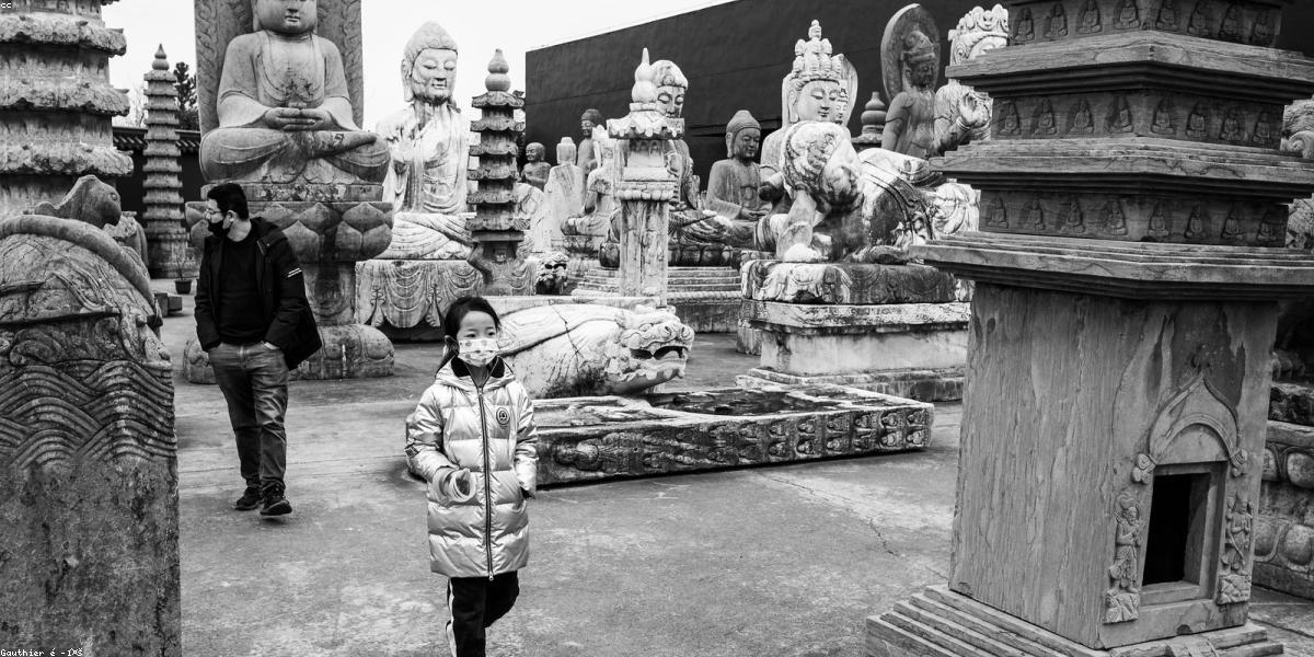 Bé học ảo thuật