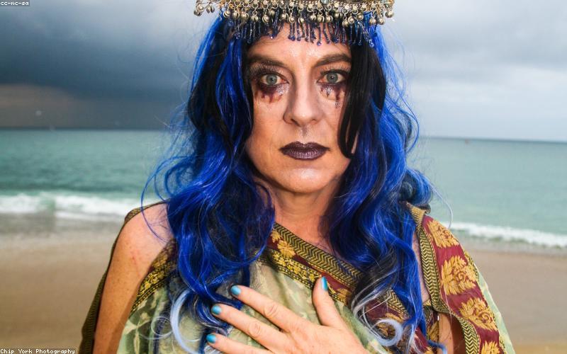 So sánh tóc giả sợi tơ và tóc thật