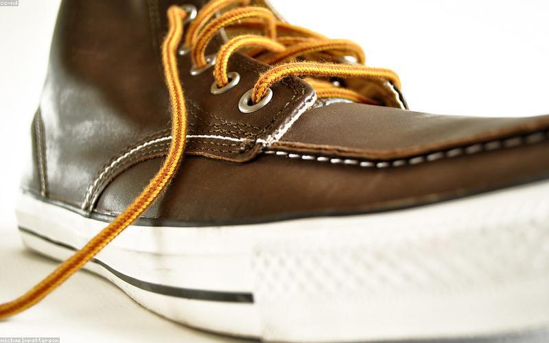 Chi tiết đường may trên giày sneaker