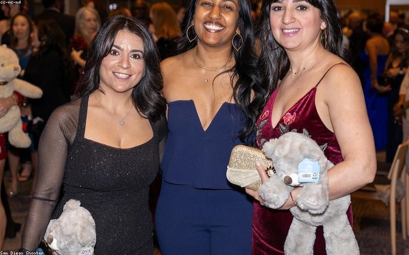 Em bé mặc đồ Hello Baby