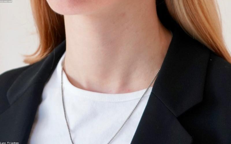 Người mẫu phối đồ với trang sức tối giản