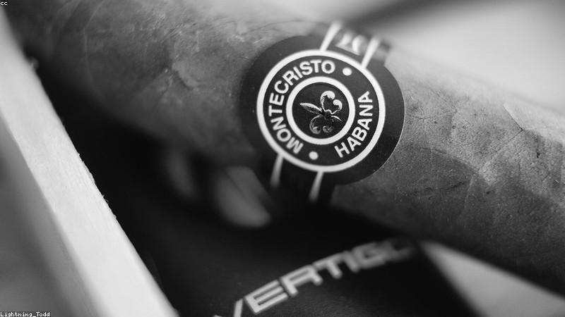 Tủ dưỡng ẩm xì gà thông minh