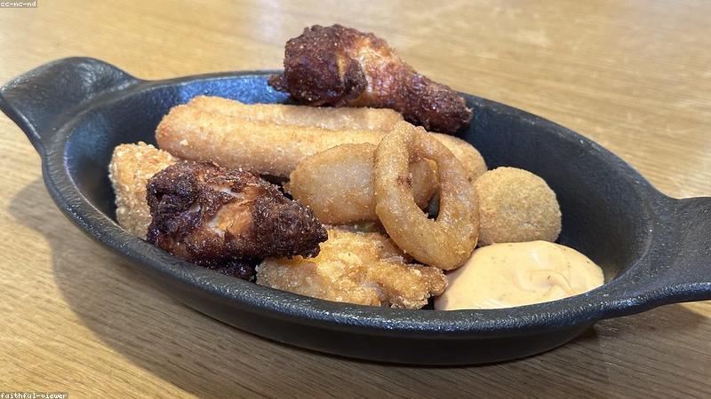 Mâm cơm gia đình ấm cúng