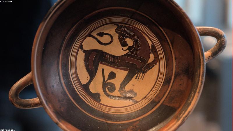 Bé đang nặn đất sét vui vẻ