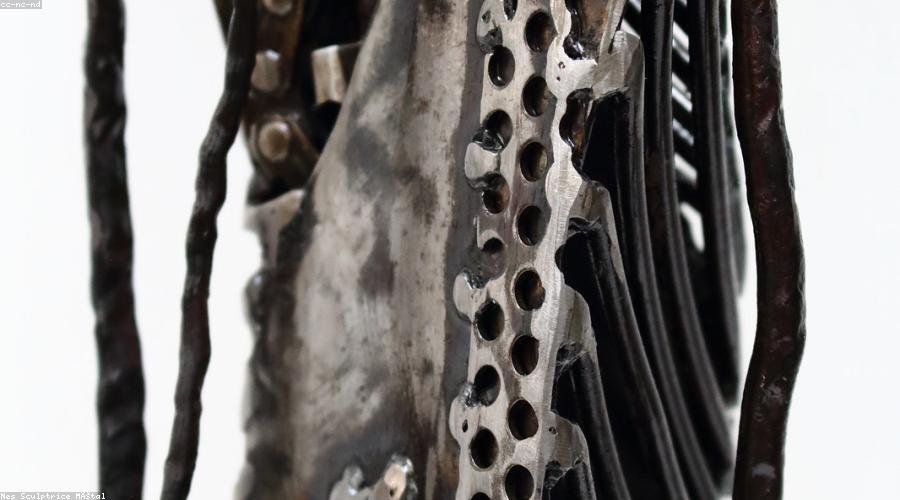 Nhà sưu tầm phân tích tác phẩm trước khi quyết định đầu tư