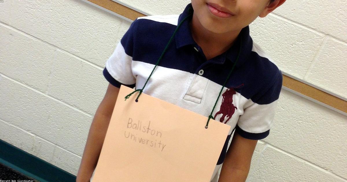 Bé tham gia lớp năng khiếu