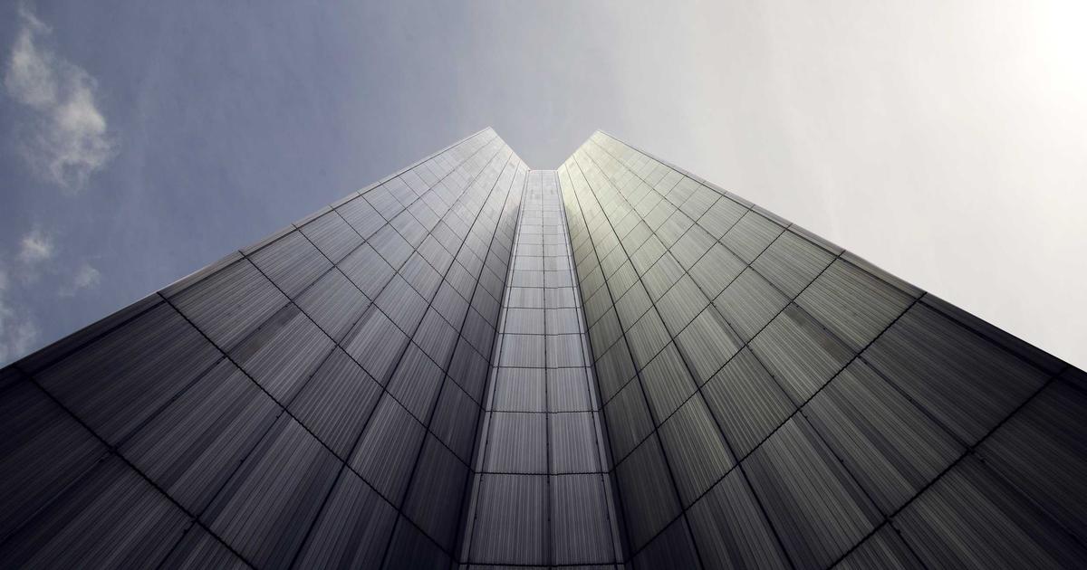 Hướng dẫn cách phối đồ với túi crossbody và sneaker chuẩn outfit UrbanStreet