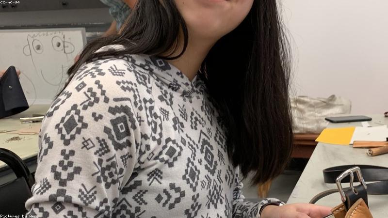 Cận cảnh đường khâu tay tinh xảo trên đồ da