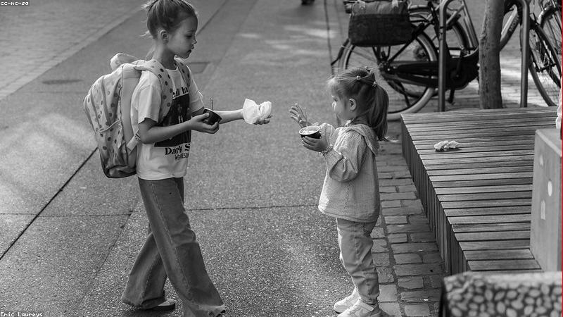 Trẻ em cùng nhau sáng tạo