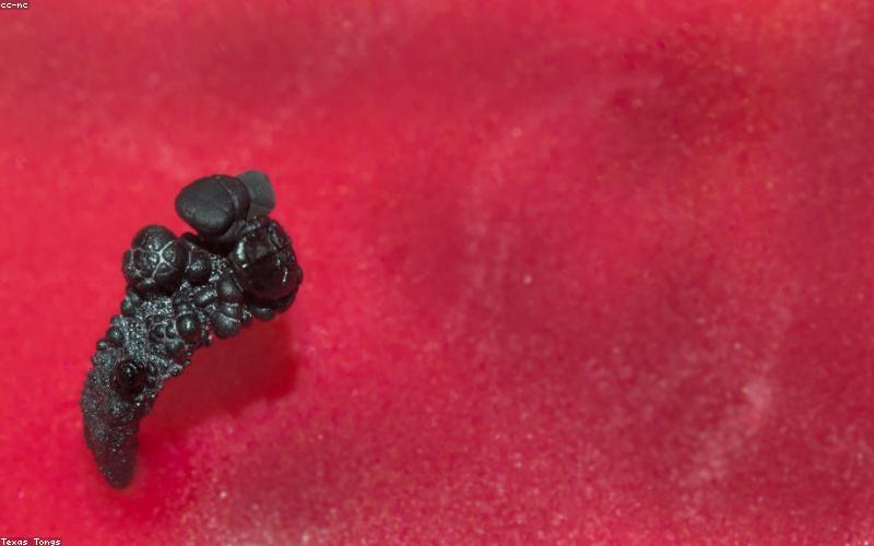 Cắt bấc nến trước khi đốt