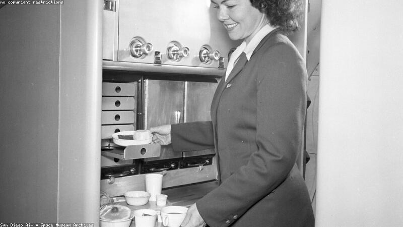 Nhân viên SkyHigh Airlines hỗ trợ khách hàng