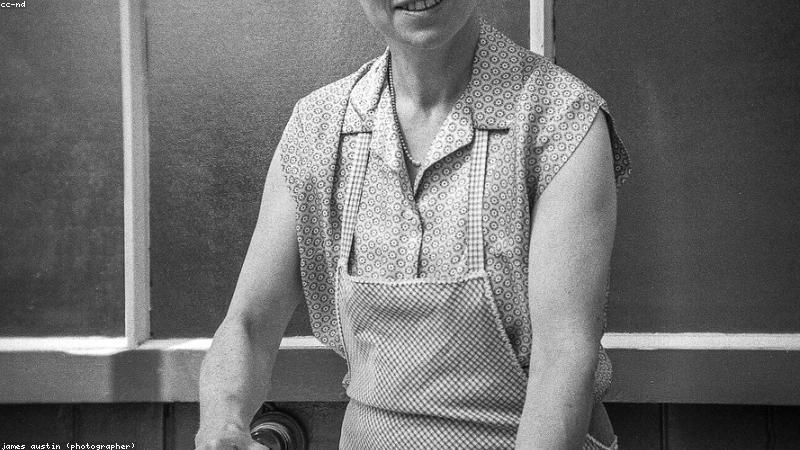 Kỹ thuật ủi áo dài lụa đúng cách