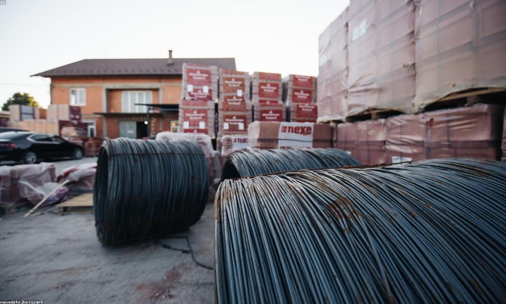 Khách hàng sử dụng ứng dụng tracking