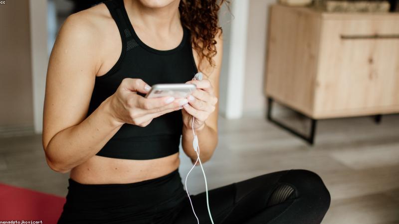 Trẻ tập trung vẽ