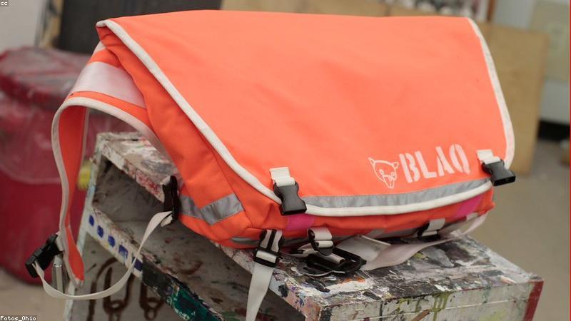 Họa sĩ đang vẽ tranh sơn dầu