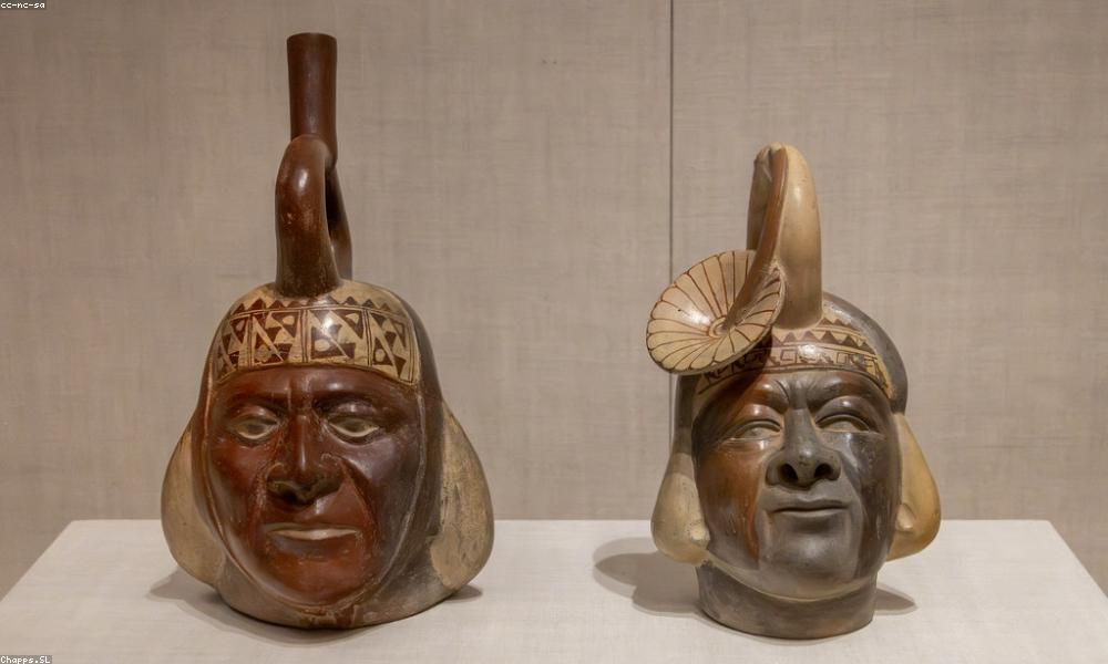 Cốc gốm thủ công bên tách cà phê