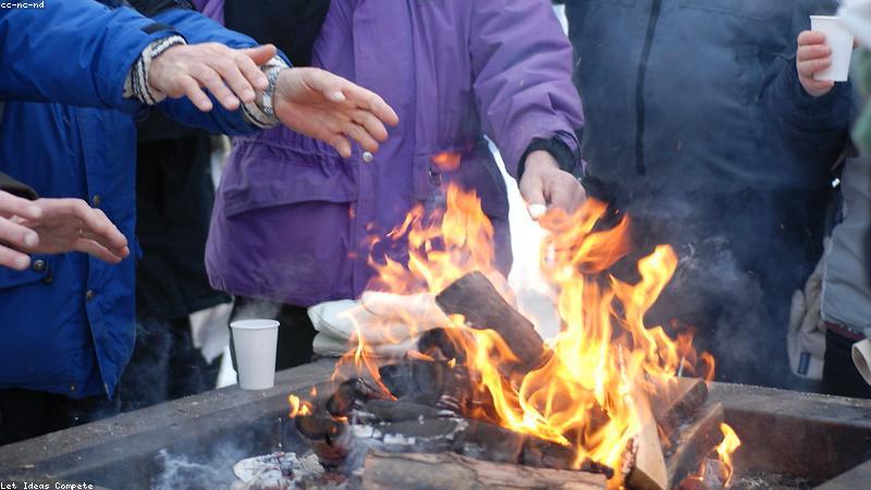 Bé đang làm thủ công