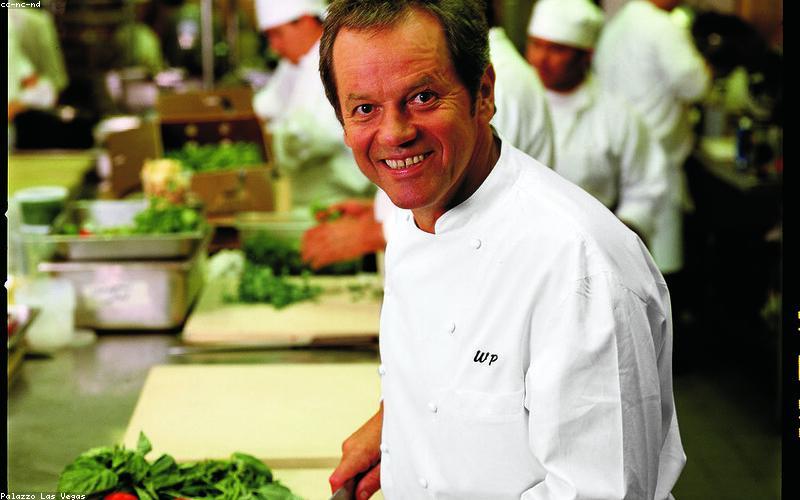 Đèn chùm pha lê trong không gian tân cổ điển