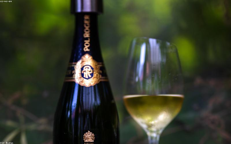 Ly rượu Champagne sang trọng trong bữa tiệc