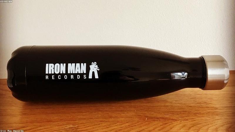 Sticker vinyl chống nước trên bình nước