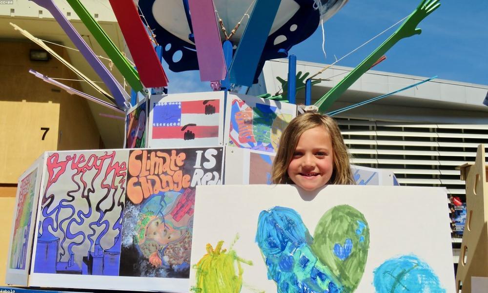 Trẻ em chơi đồ chơi STEM