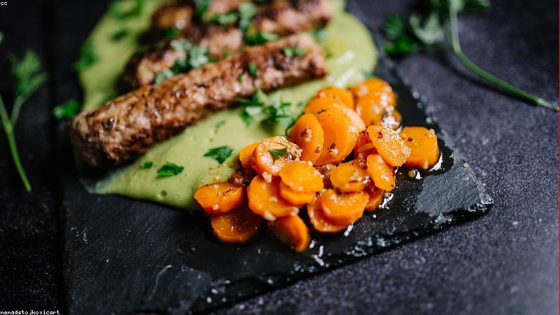 Nghệ nhân đang chế tác thủ công tại HandmadeViet