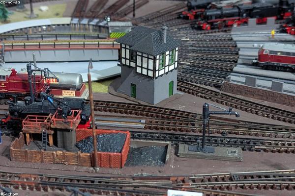 Nguyễn Khánh An và các bé trong giờ học Montessori