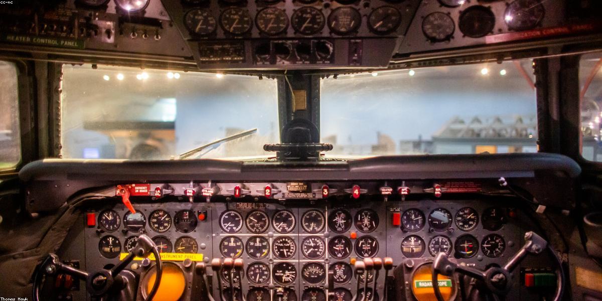 Phạm Đức Anh trong buồng lái Boeing 787