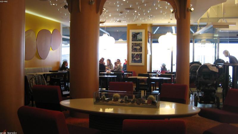 Barista đang pha cà phê thủ công