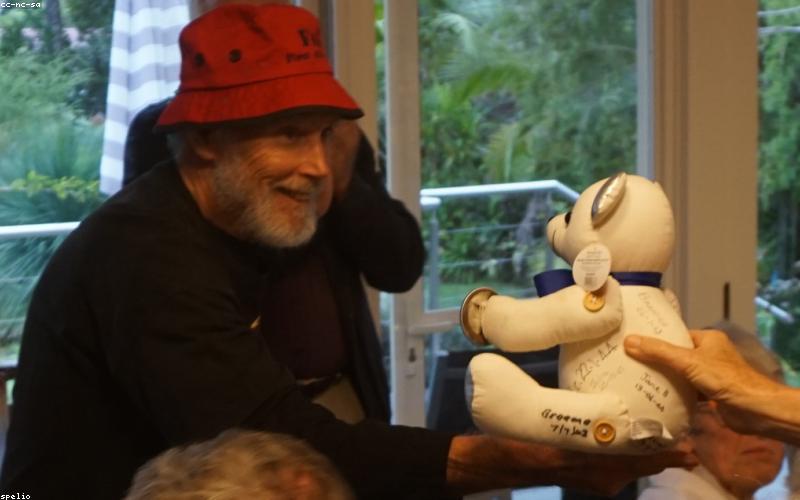 Trẻ em vui chơi với bóng bay